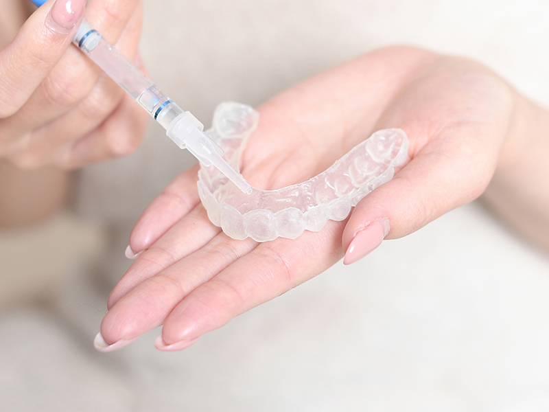 自宅でのホワイトニングの様子